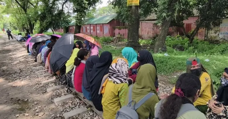 বাকৃবি শিক্ষার্থীদের রেলপথ অবরোধ কর্মসূচি